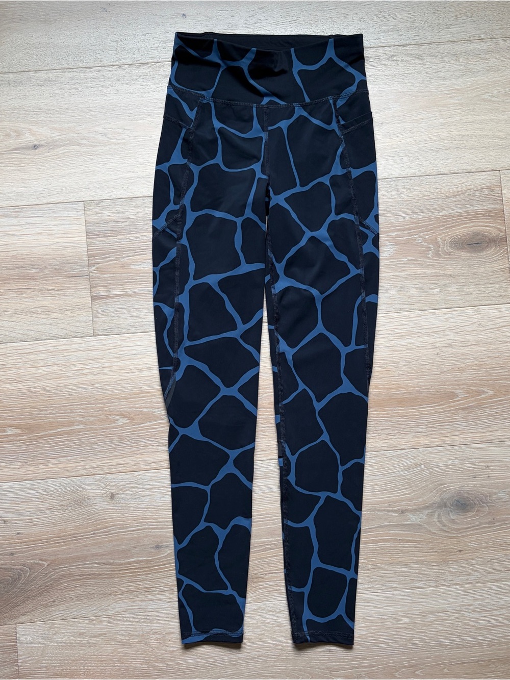 Sweaty Betty Zero Gravity Leggings XS Black Blue Giraffe Print 27” Pockets*N3
